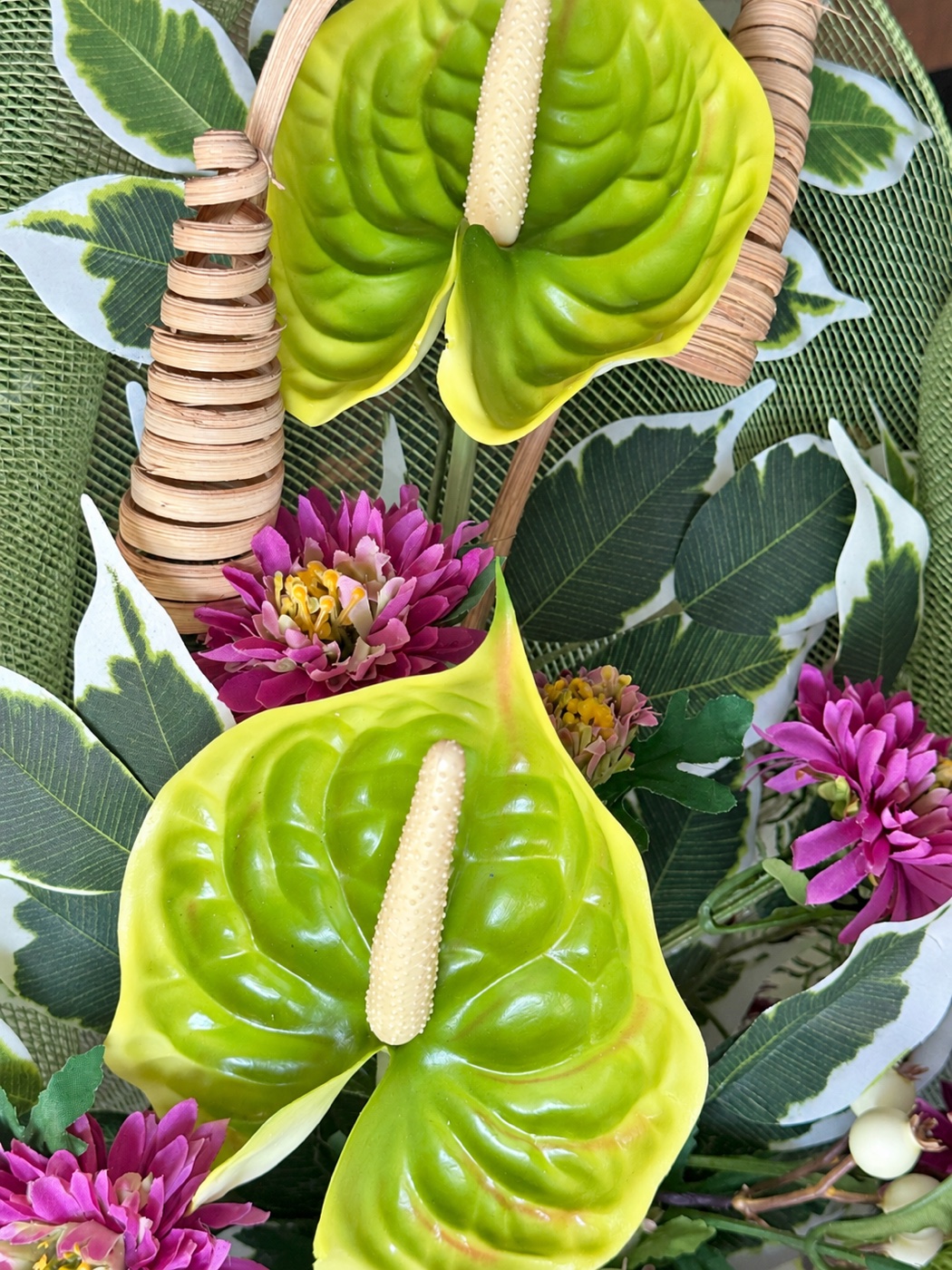 Anthurium artificiali verdi con piccoli fiori viola e foglie decorative