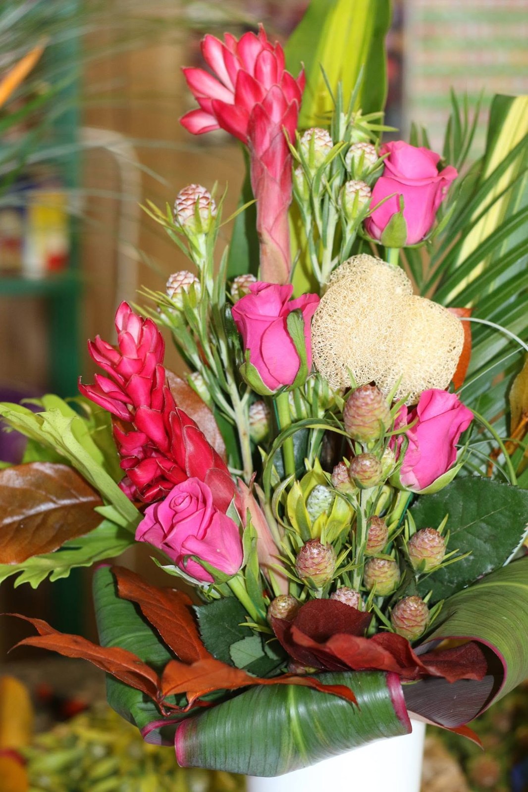 Mazzo con rose rosa e fiori tropicali