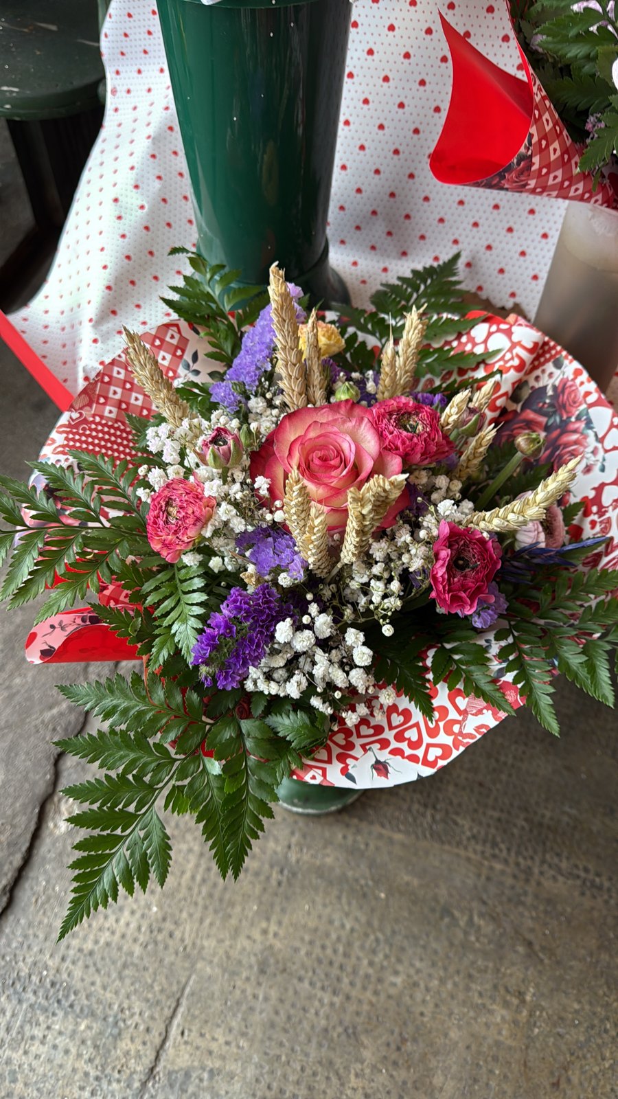 Mazzo con rose, fiori misti e spighe