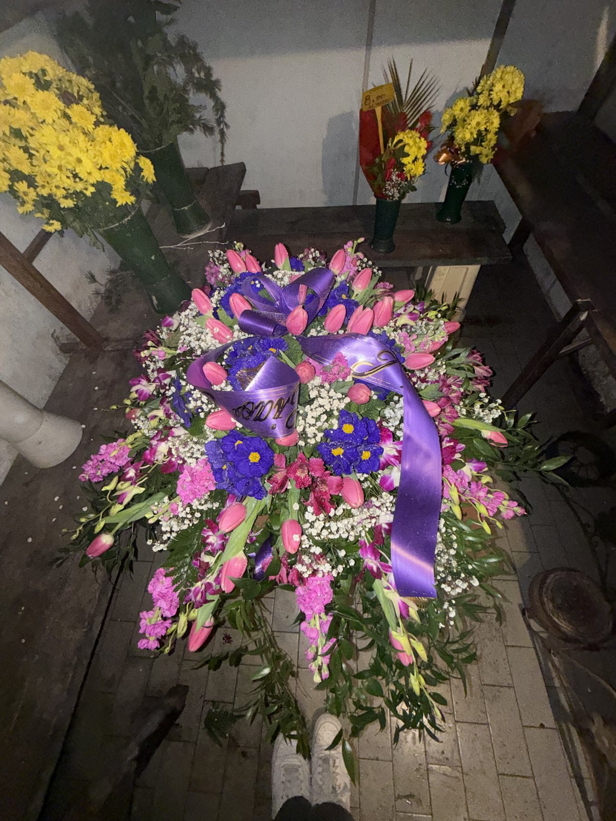 Omaggio floreale in rosa e viola