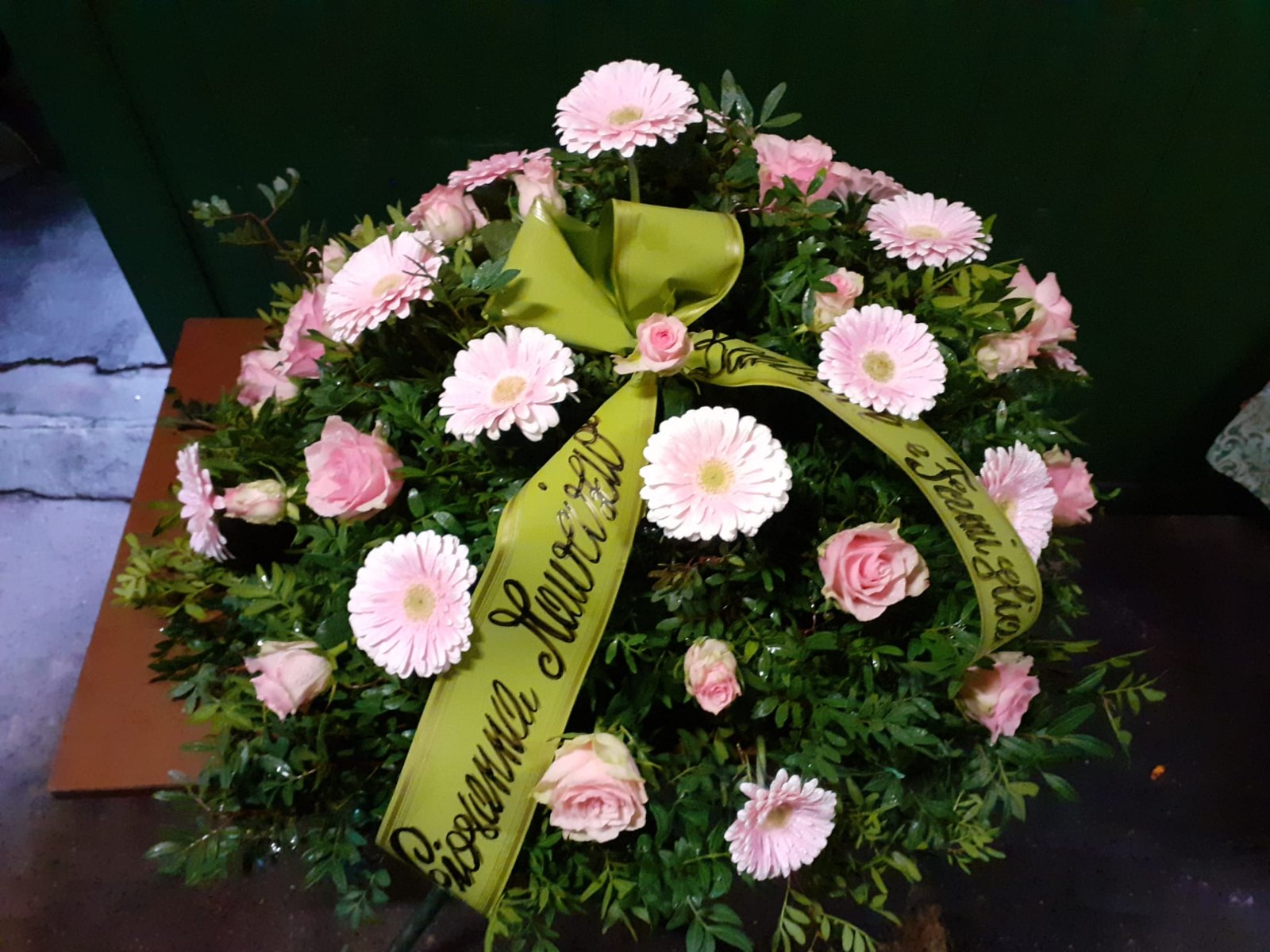 Cuscino di gerbere e rose rosa