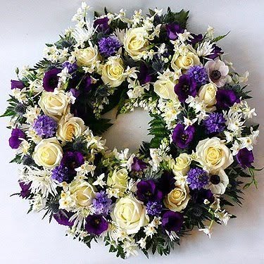 Corona floreale in bianco e viola