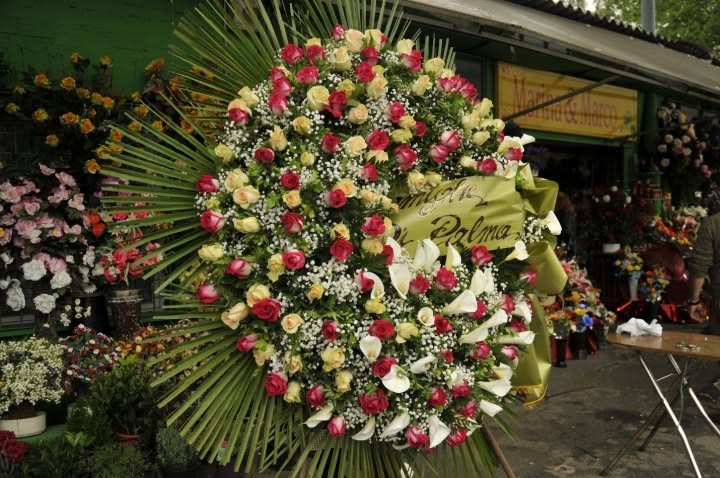 Corona floreale in rosso e avorio