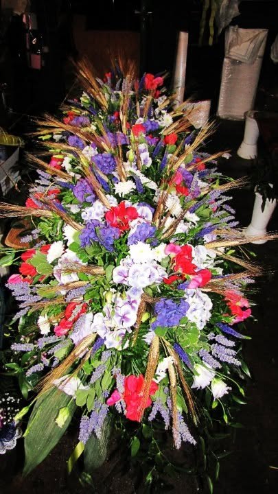 Composizione con fiori e spighe