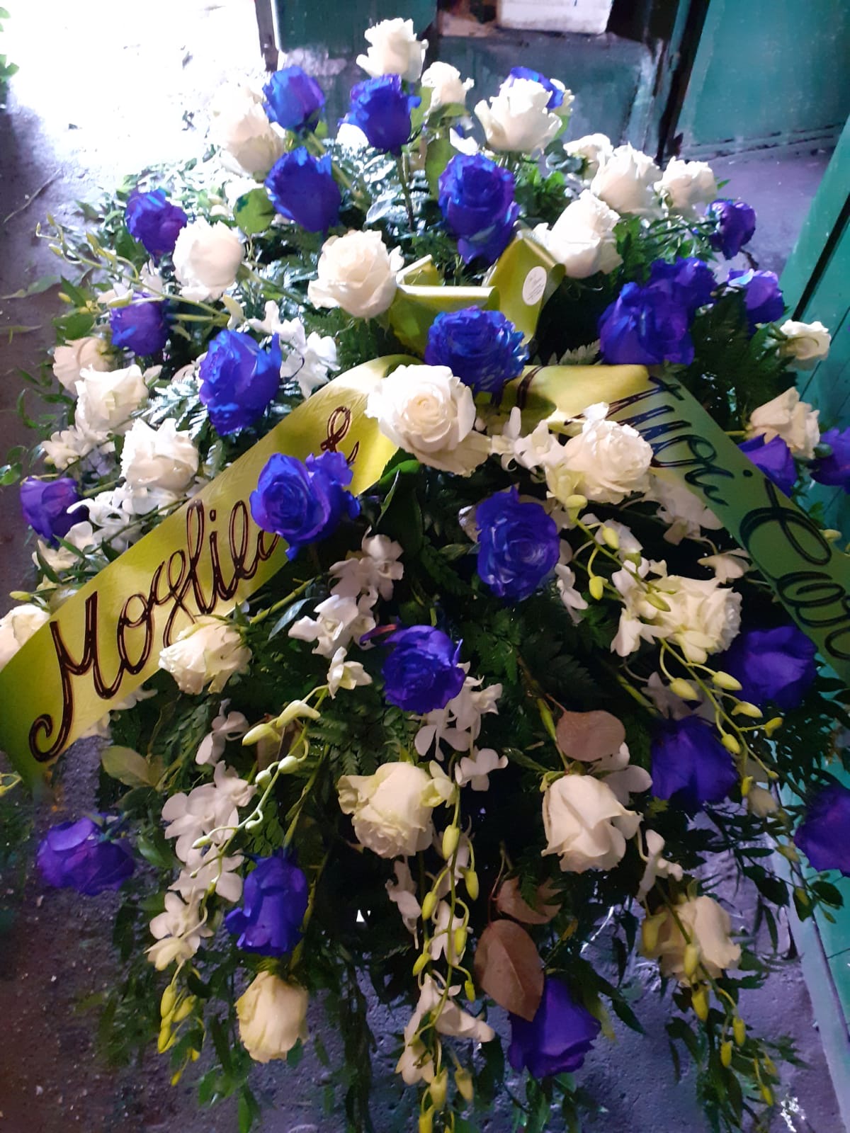 Centrocassa con rose bianche e blu