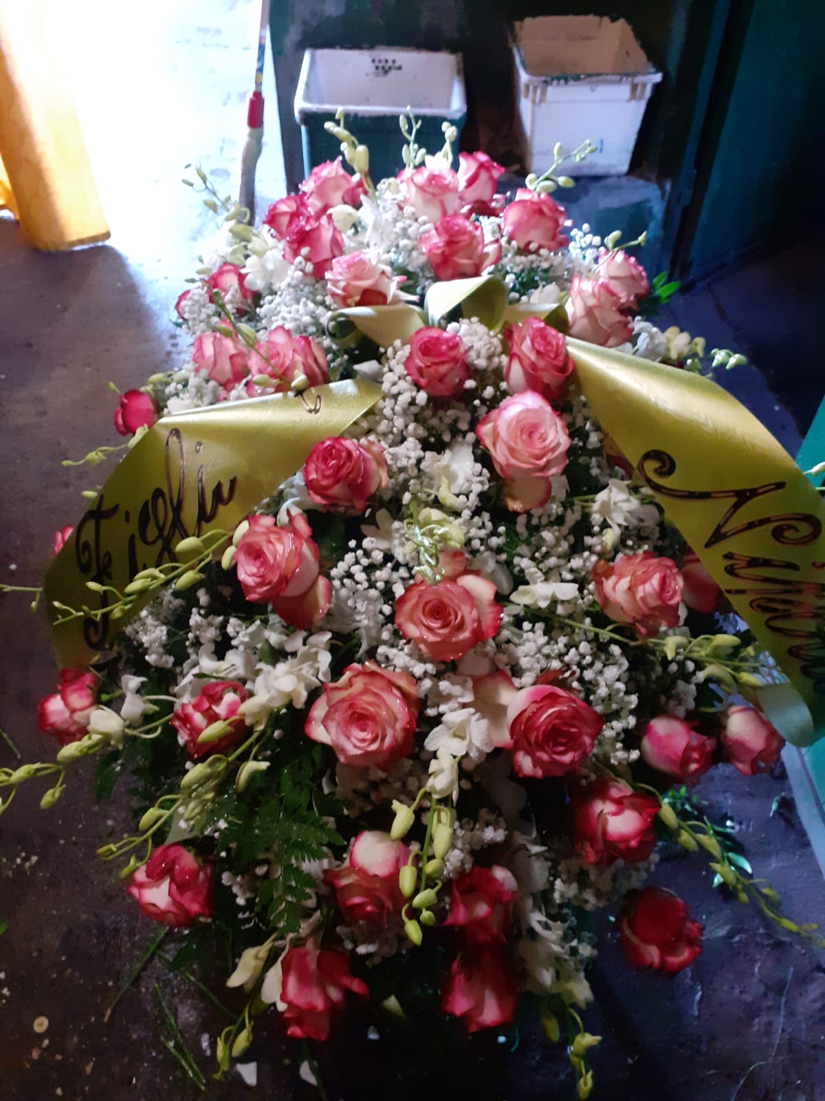 Centrocassa con rose rosa e fiori bianchi
