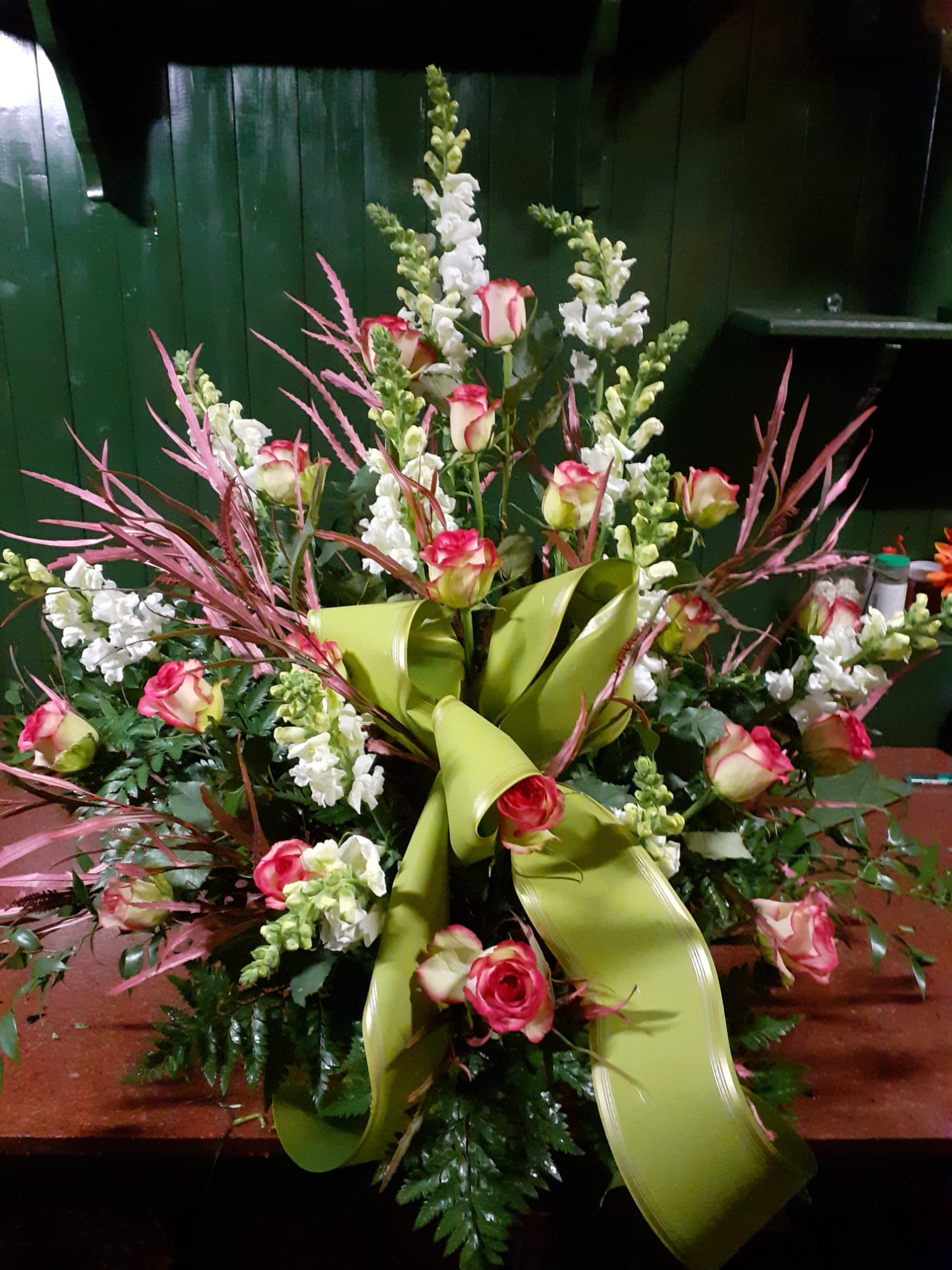 Ciotola con rose rosa e fiori bianchi