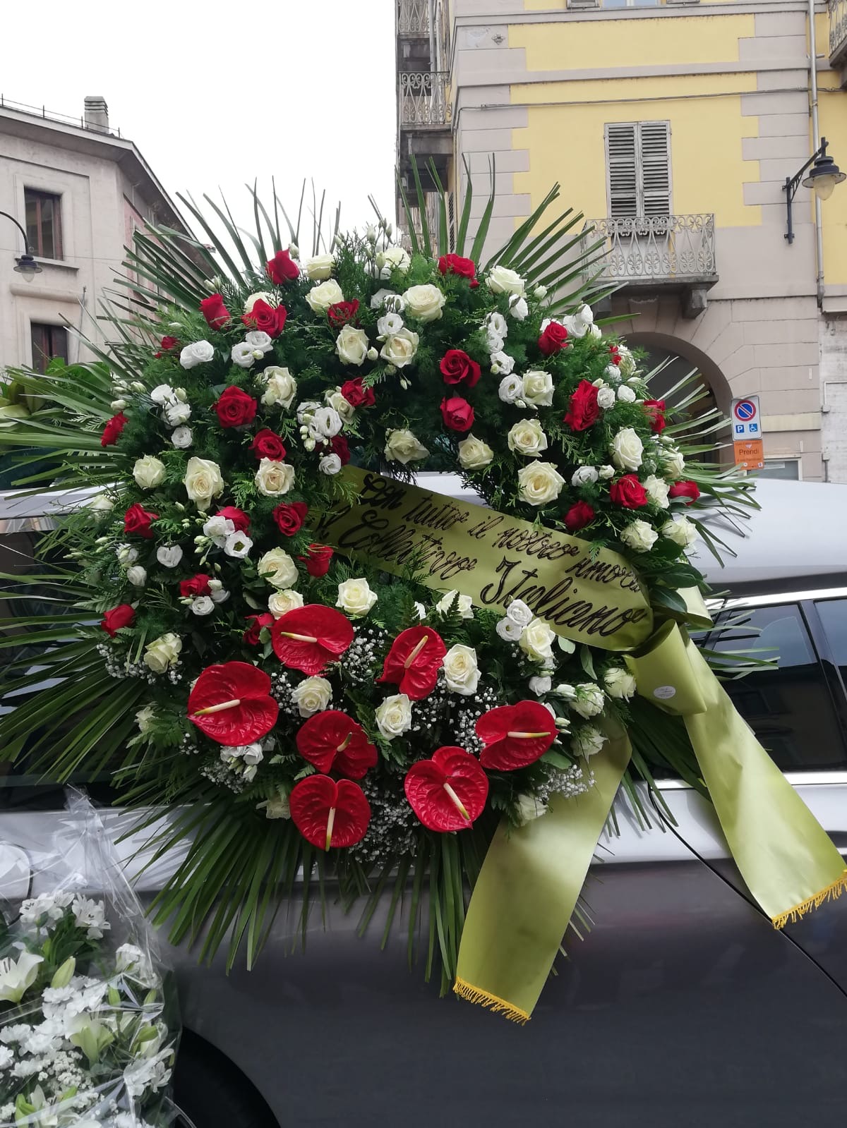 Corona con rose bianche e rosse e anthurium rossi