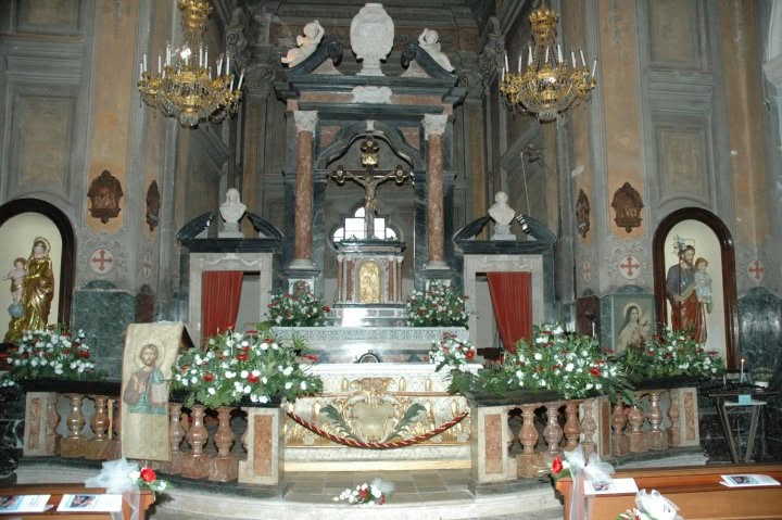 Fiori per un altare di marmo