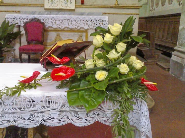 Composizione per l’altare in rosso e avorio