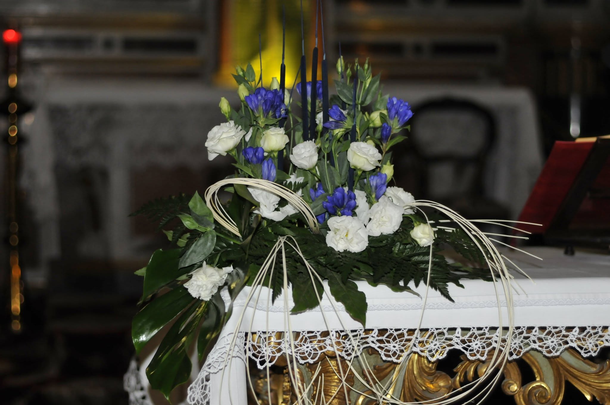 Composizione nuziale bianca e blu realizzata da I fiori di Marina