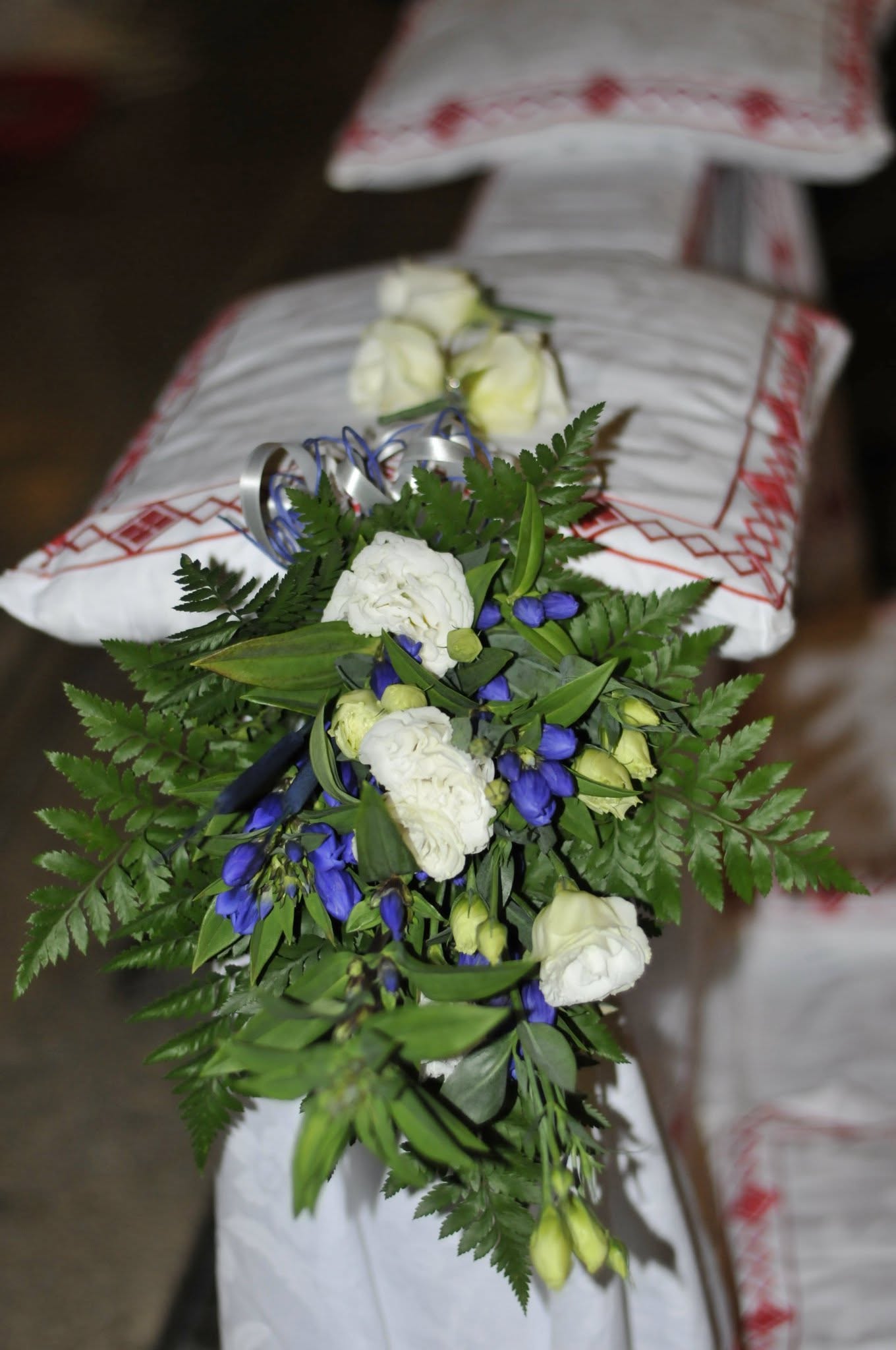 Dettaglio floreale bianco e blu per una cerimonia
