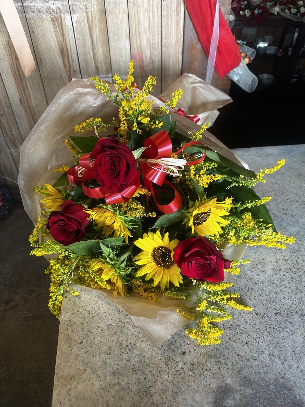 Rose rosse e girasoli