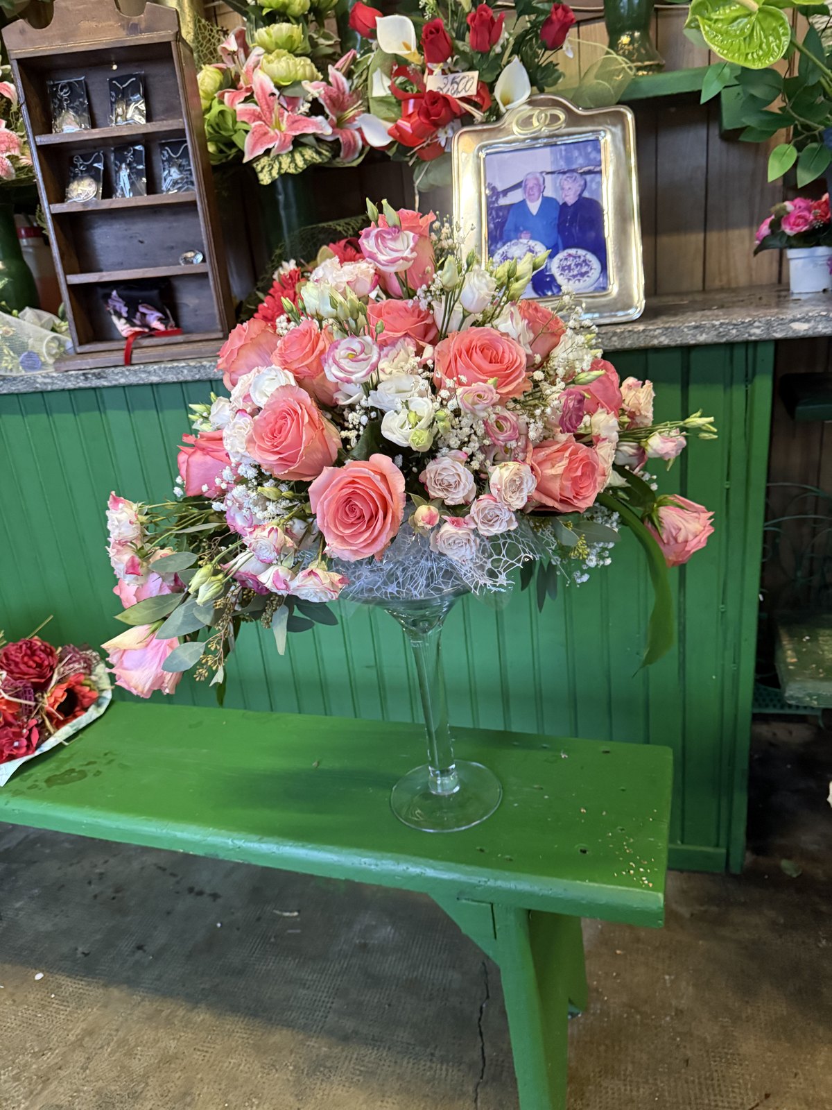 Rose rosa in una composizione su coppa